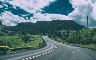 Z jaką prędkością można holować samochód i jechać załadowaną lawetą?